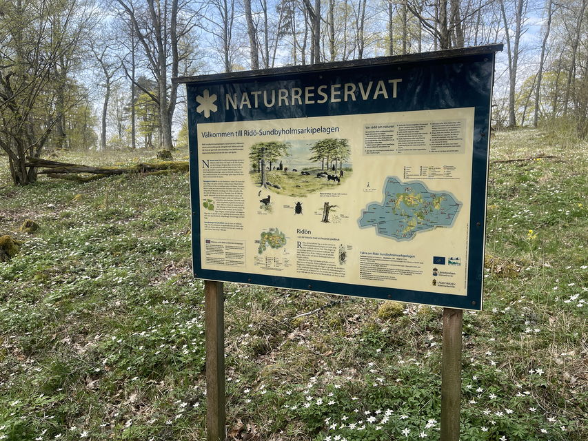 Informationsskylt om naturreservatet.