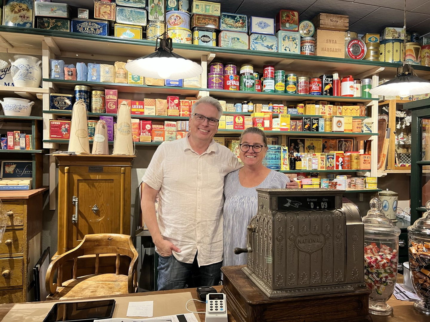 Johan och Carina i den nya lokalen för Ölmeljus & Diversehandel.