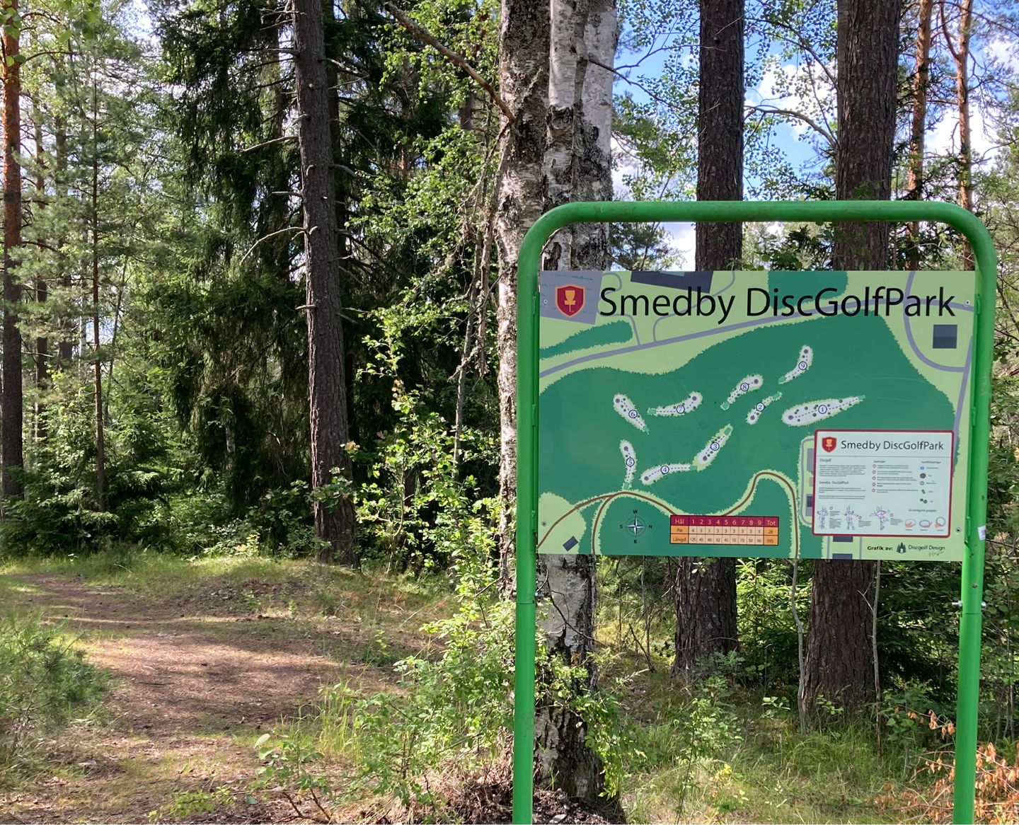 Informationstavla vid starten av Smedby discgolf