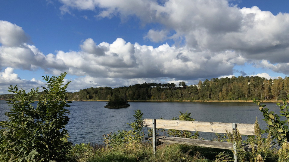 En träbänk med utsikt över Pålsunet och Vaxön.