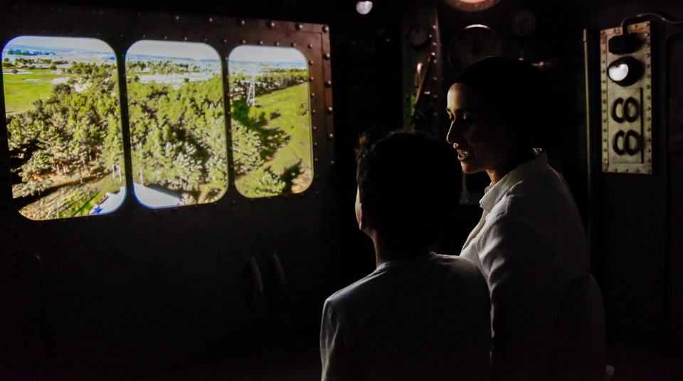 Två personer sitter i mörker och ser en film