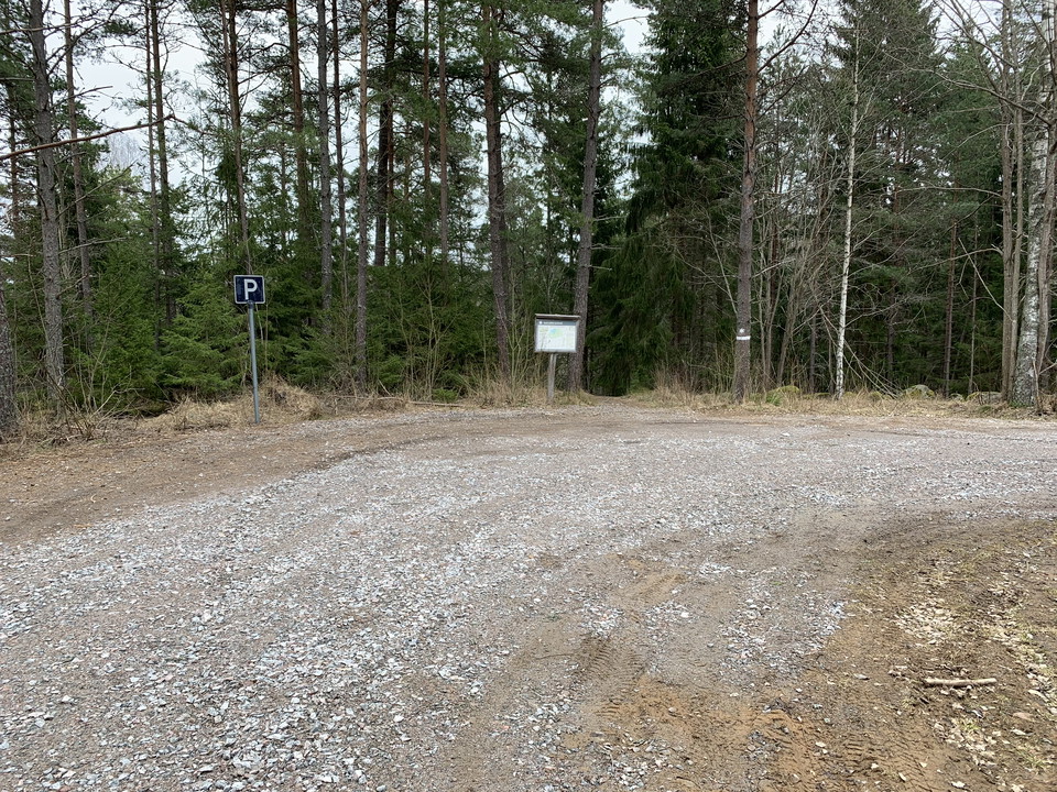 Besöksparkering vid naturreservatet Kornamossen. 
