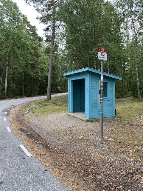 Busshållplats Sättravägen i riktning mot sydost (kortaste vägen till färjeläget längs ringleden).