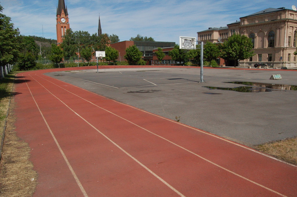 Fyra löparbanor 200 meter vid Hedbergska skolan