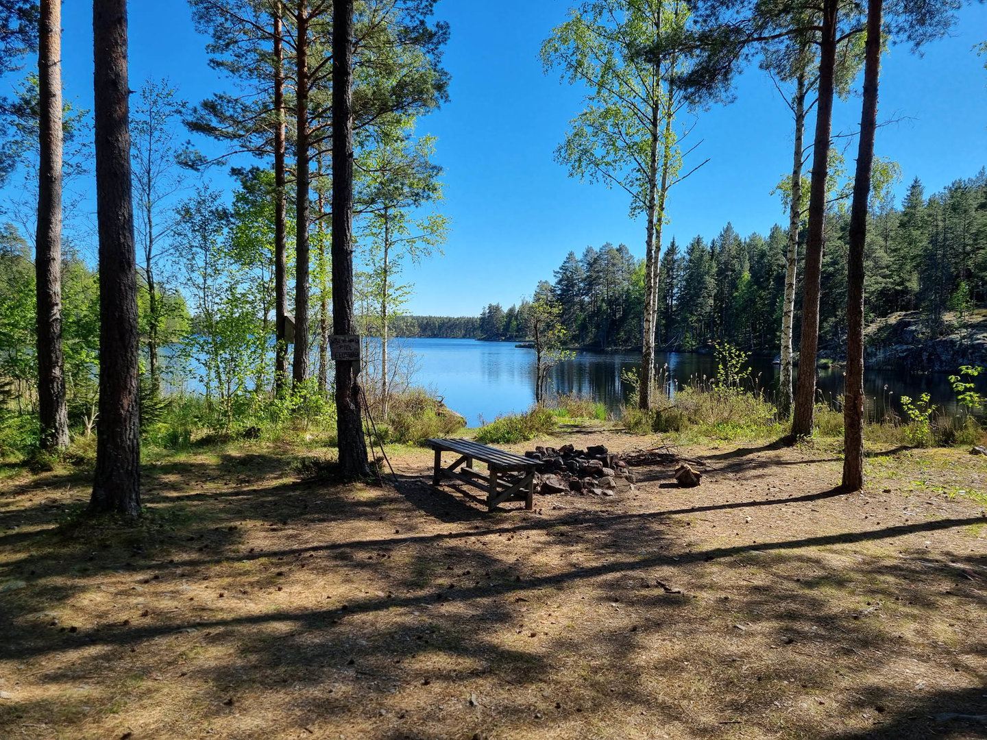 Liten rastplats vackert belägen vid Hagviken.