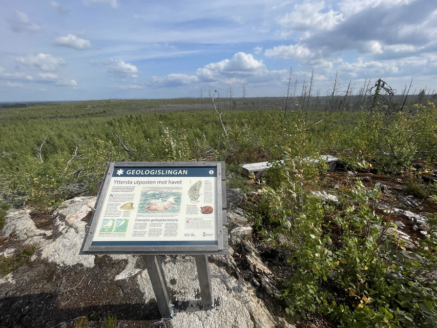 Informationsskylt på en höjd.