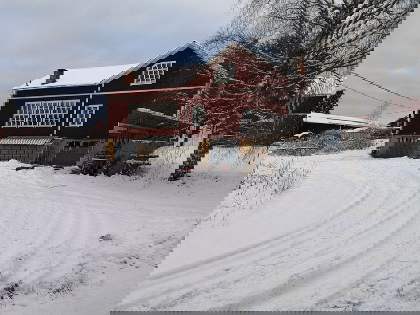 Parkering kan ske på gårdsplaner ovanför och nedanför huset på bilden.