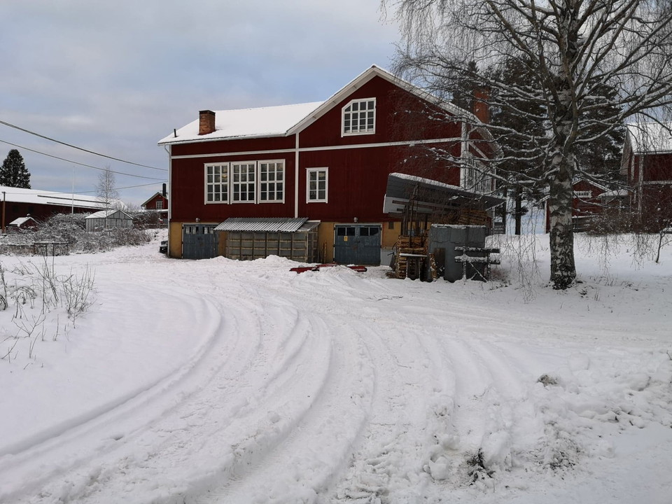 Parkering kan ske på gårdsplaner ovanför och nedanför huset på bilden.