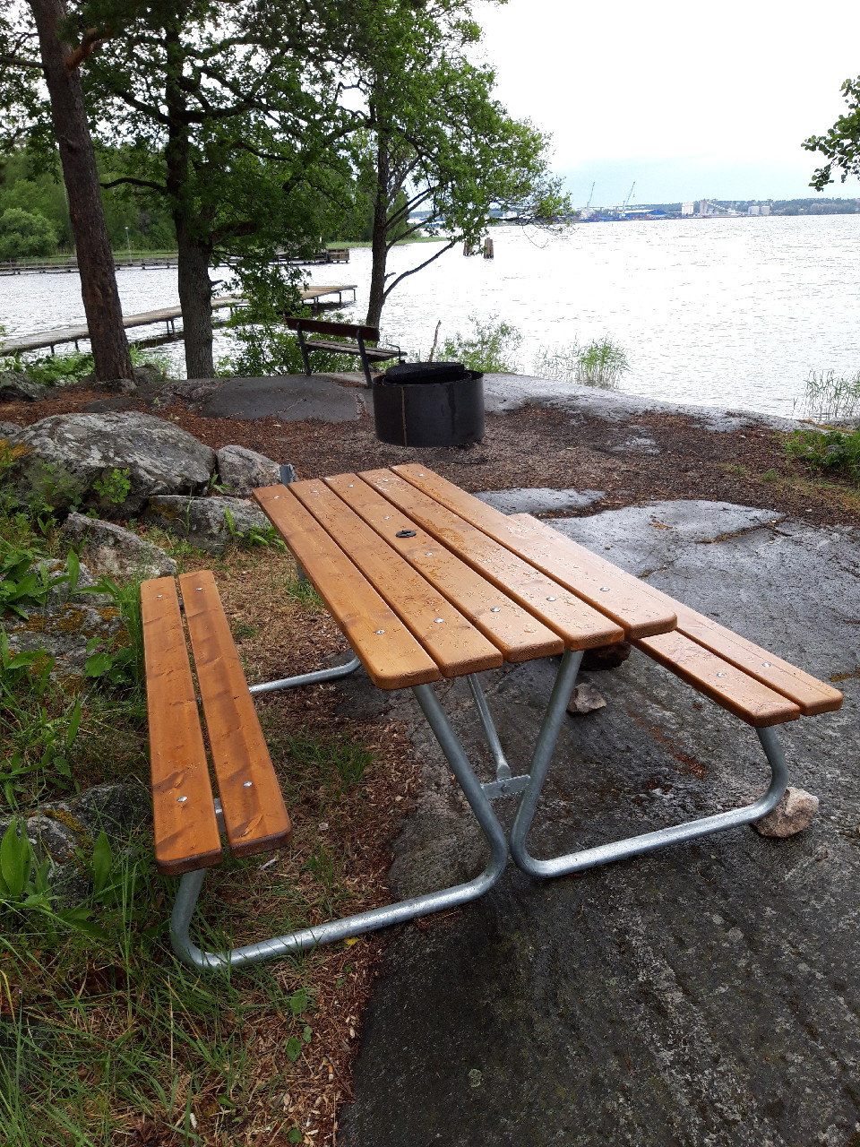 Bord med sittbänk på grillplats ute på udde.