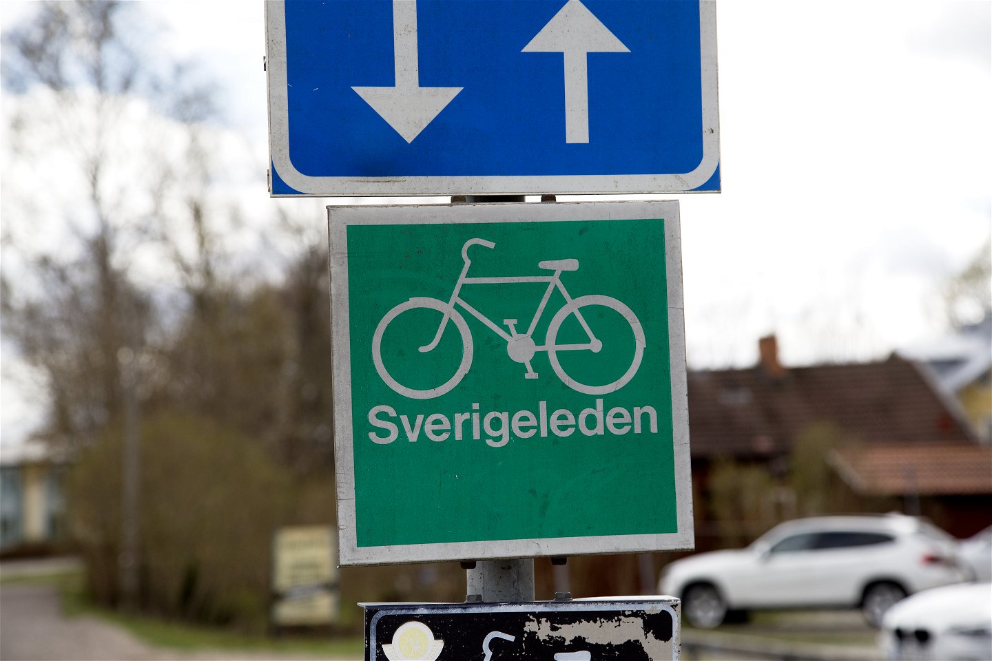 Skylt som visar cykelleden Sverigeleden.