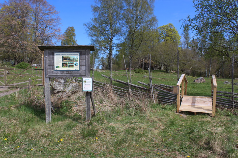 En färist hjälper dig att passera hagmarksstängslet.