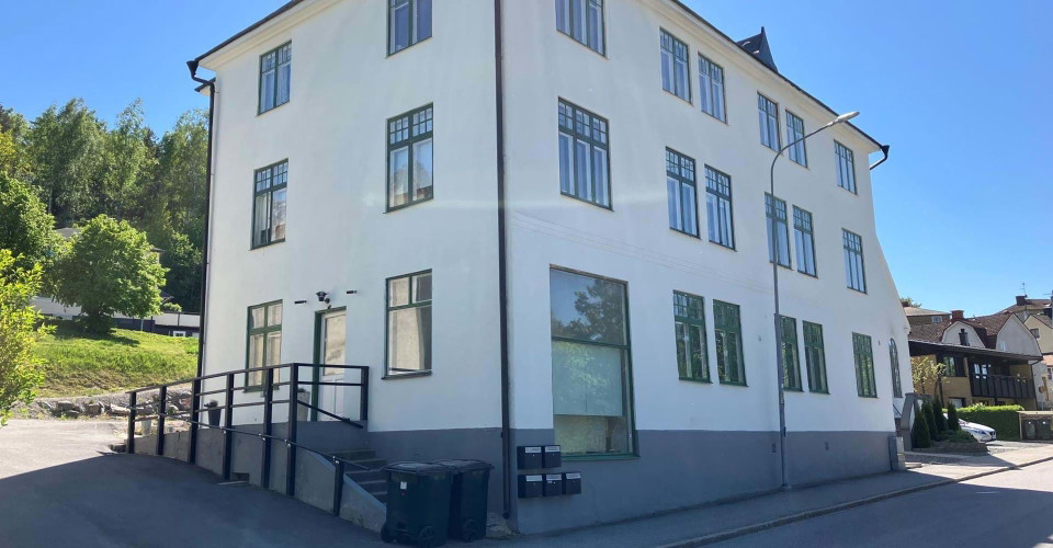 Järnvägsgatan 8 i Valdemarsvik. 
Här växte han upp, Lidas från Vika.
Östergötlands gömda & glömda platser
Valdemarsvik