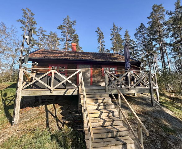 Timmerstuga med sjöutsikt