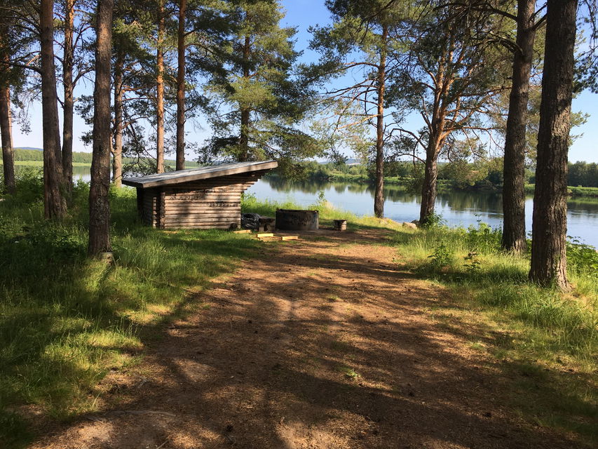 Grillplats och vindskydd i Tallvik