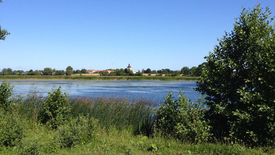 Hercules dammar med Viby kyrka i bakgrunden.