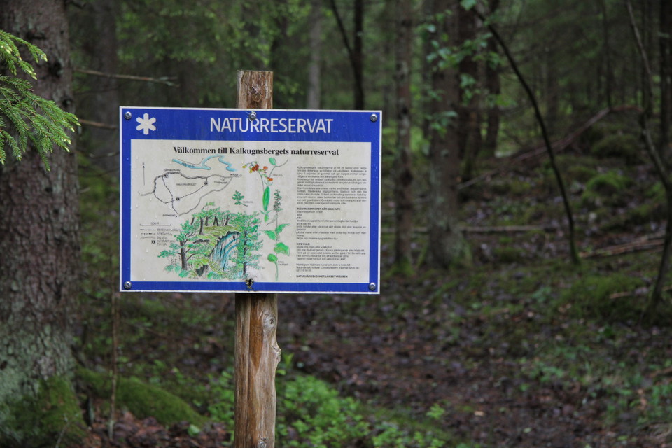 Informationstavla över naturreservatet.