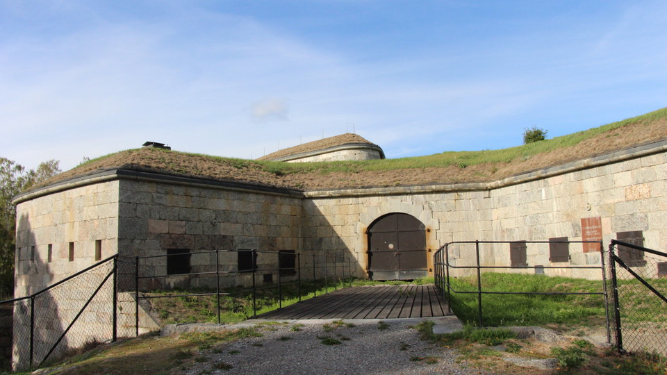 Vallgrav och brygga över till Oskar-Fredriksborg.