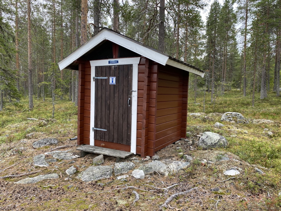Ett dasshus i skogen.