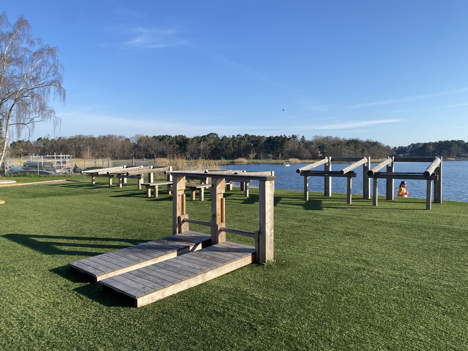 Redskap utegym, blick mot vattnet