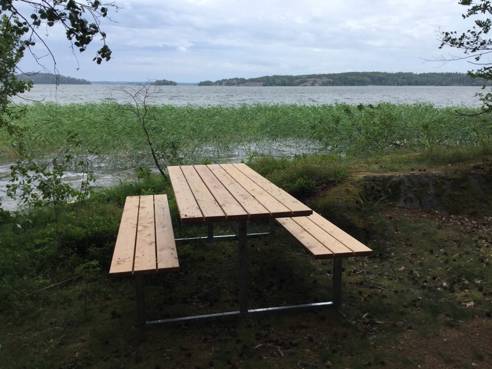 Bänkbord utmed leden på norra Eldgarnsö.