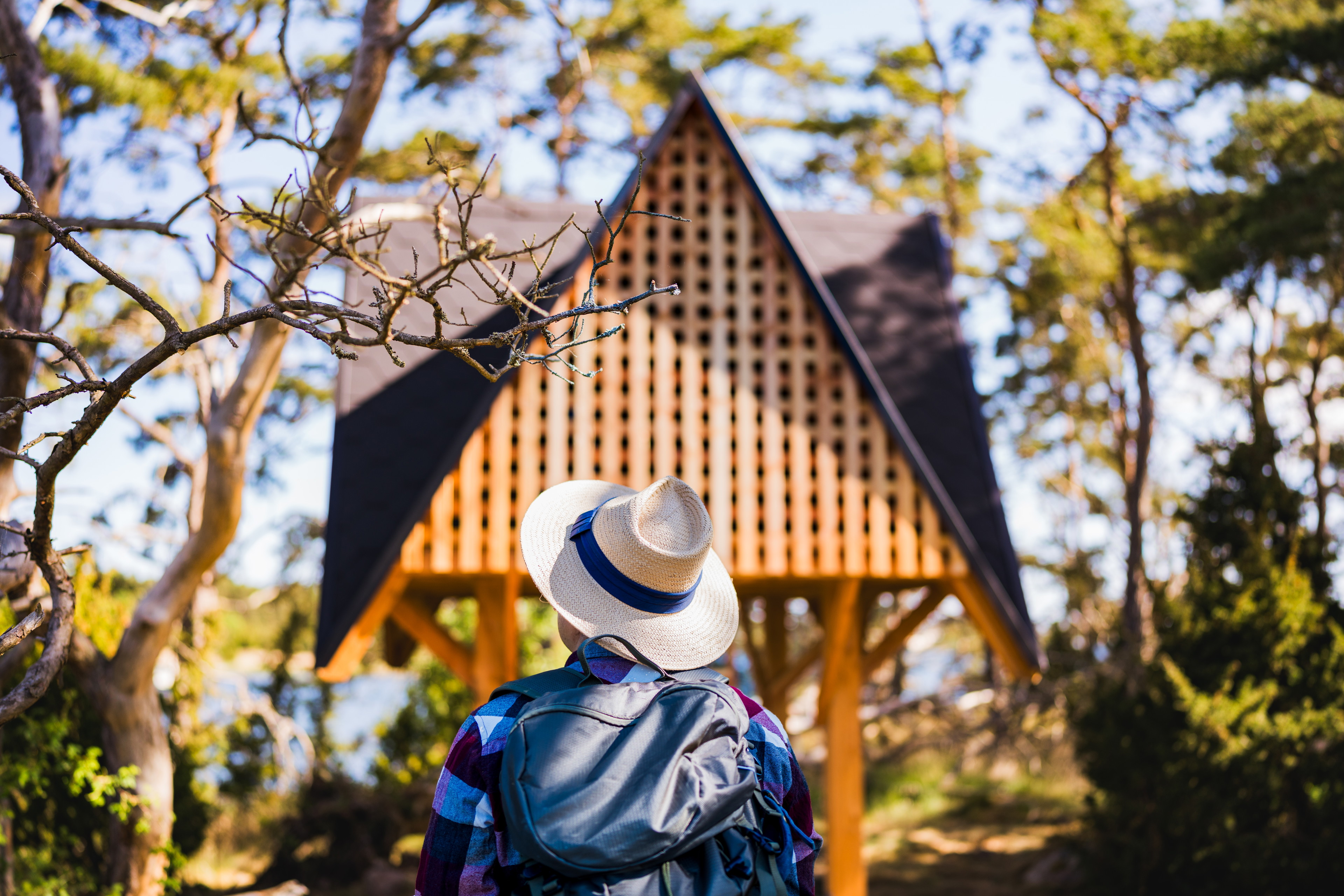 Vandrare på håll på väg mot vindskyddet