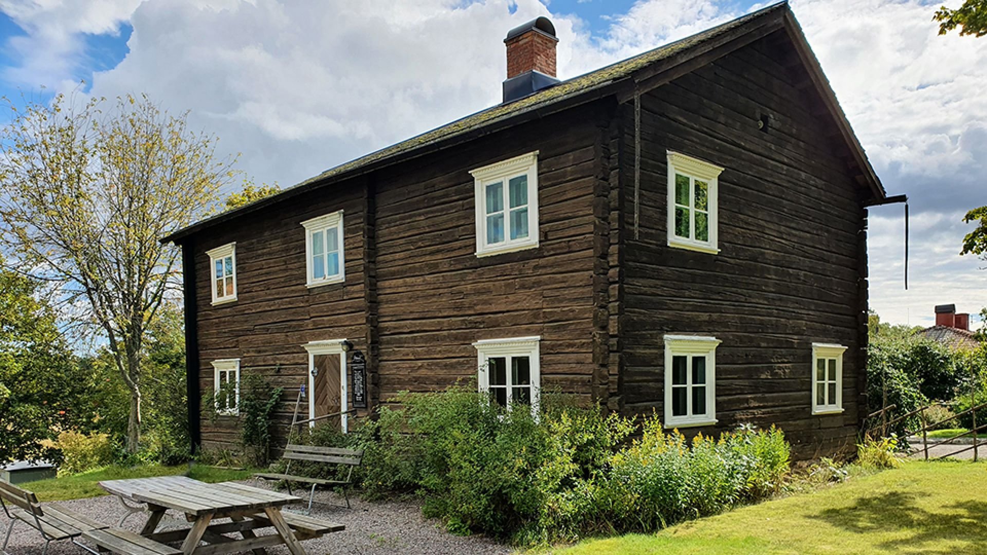 Hembygdsgården invigdes den 14 juni 1931 och har allt sedan dess bedrivit  kulturarvsarbete med att bevara Säffletraktens lokalhistoria.