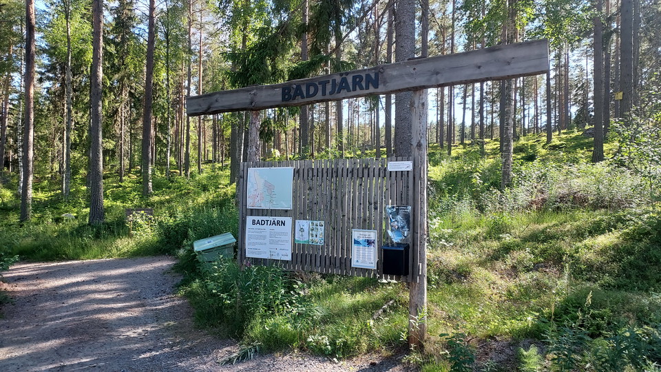 Leden startar precis intill en av Vildrikets parkeringsplatser. 