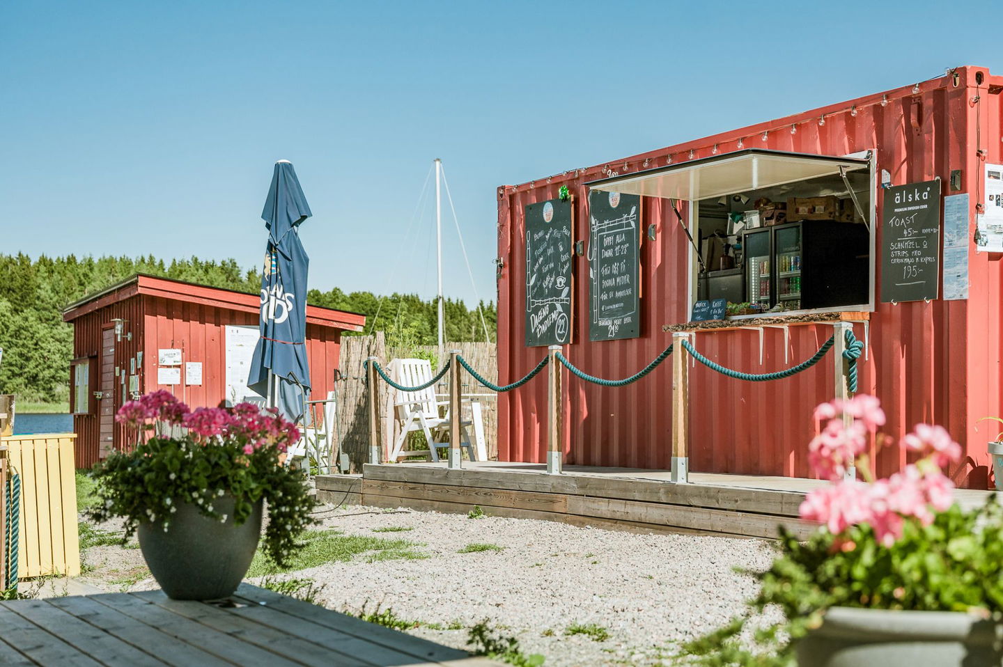 Röd restaurangbyggnad