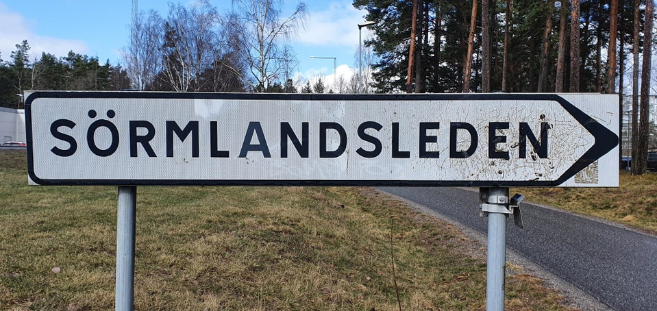 Vägskylt från passagen under Nynäsvägen visar vägen till rätt stig. österut
