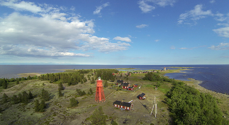 Vy över ön Rödkallen, delar av ön ingår i naturreservatet.