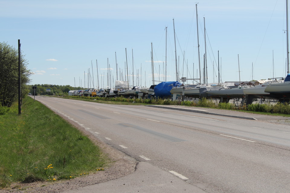 Busshållplats bredvid förvaringsplats för båtar.