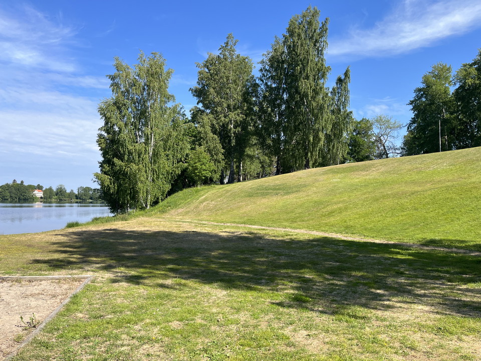 Vy över gräsytor, badplats