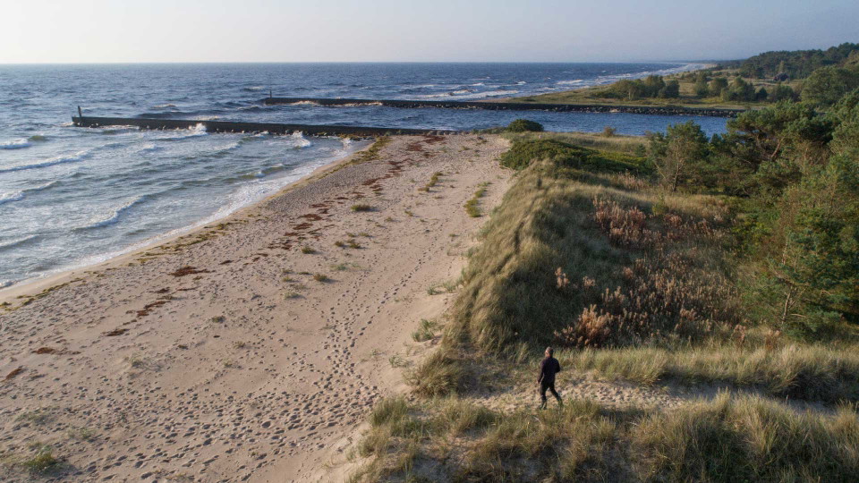 Helge å mynnar i havet med pirer på båda sidor mynningen. 