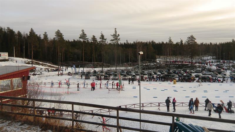 Snø og mennesker på Kjølen Sportcenter