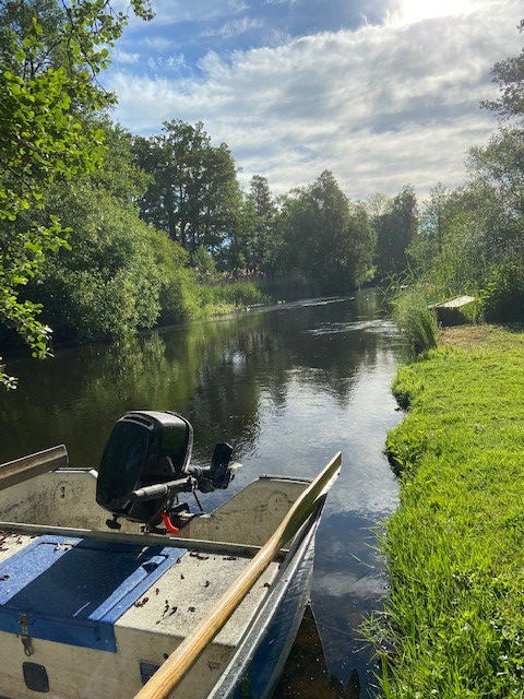 Båt med motor i Svartån vid Sya