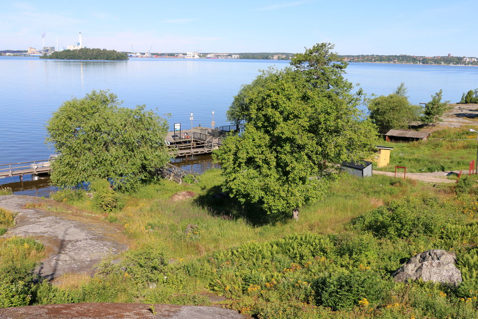 Bryggan fotad på håll.