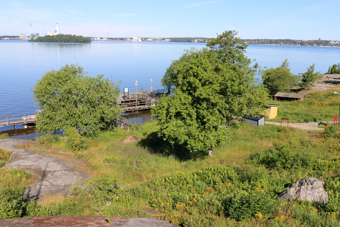 Bryggan fotad på håll.