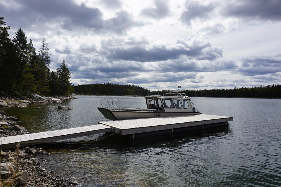 Båt vid gästbrygga vid ön Långharen