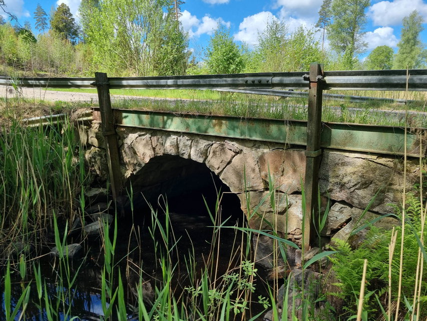 Stenvalvsbro över ån vid Älgsjöns utlopp.