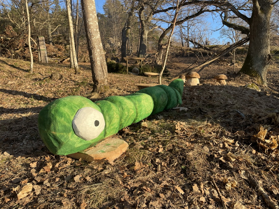 Vid rastplatsen finns en naturlek att utforska.