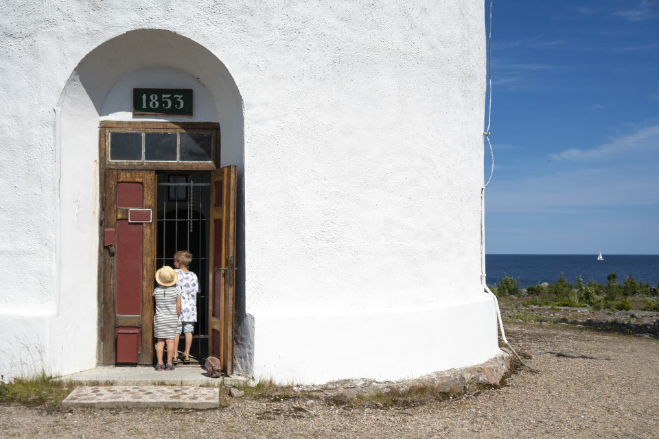 En person som står i dörröppningen på Storjungfruns fyr