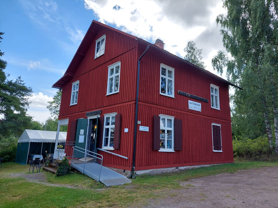 Gamla Järnhandelns café finns servering både ute och inne i på andra våningen i ett hem i 30-tals stil.