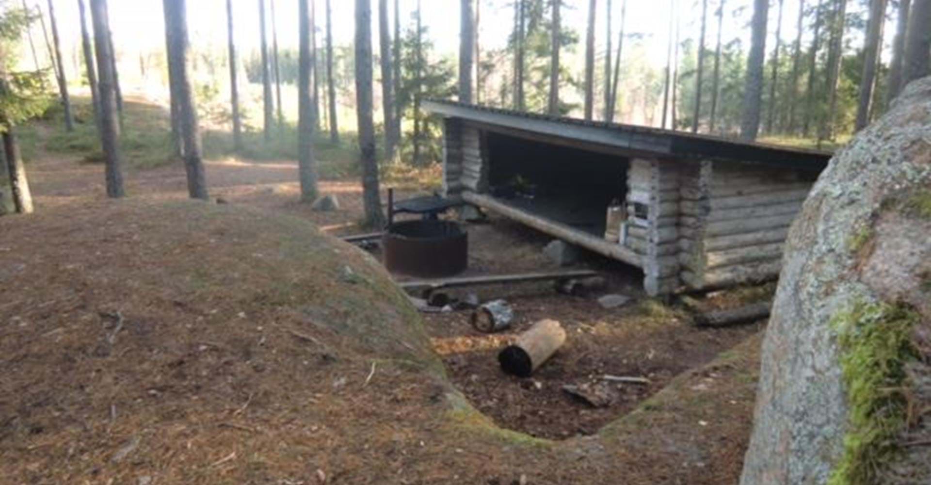 Vindskydd och grill vid Bleckenstad. 
Etapp: Bleckenstad-Södragården. 
Mjölby. 
