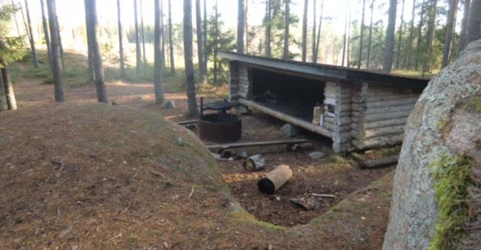 Vindskydd och grill vid Bleckenstad. 
Etapp: Bleckenstad-Södragården. 
Mjölby. 
