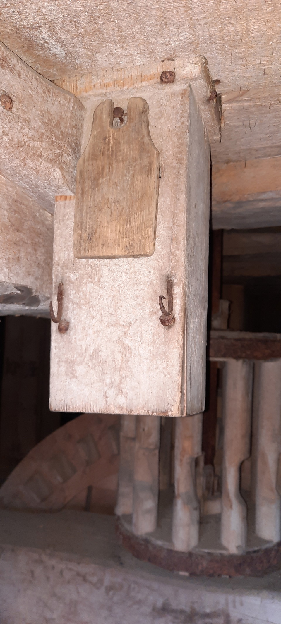 Mjöltappen. Avstängningsklaffen för mjölsäcksbyte finns kvar. Mjölsäcken hängdes upp på krokarna.