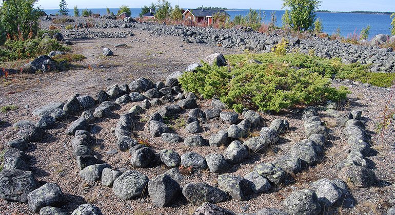 På Likskär finns labyrinter och andra spännande spår från forntida människor.