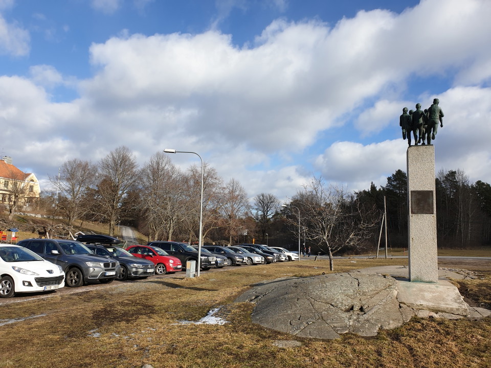 Grönsta Gärde, parkering och Löparmonumentet. Foto Lidingö stad.