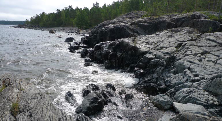 Klipphällarna på Svartstensudden.