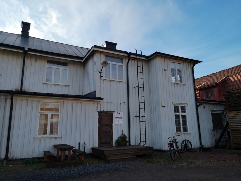 Hattkalles entré baksidan