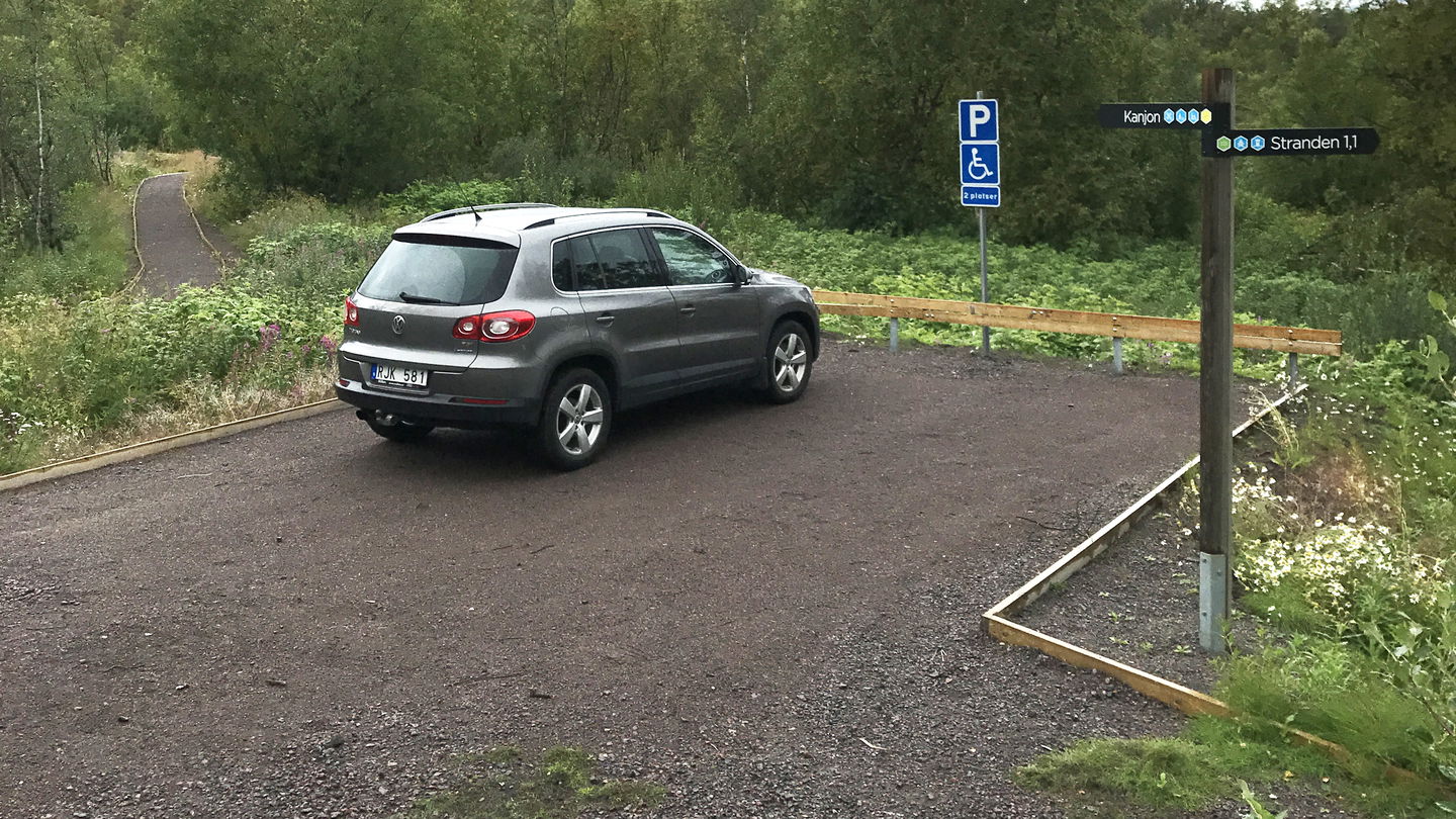 En grusad yta med en bil på och kanter runt omkring.